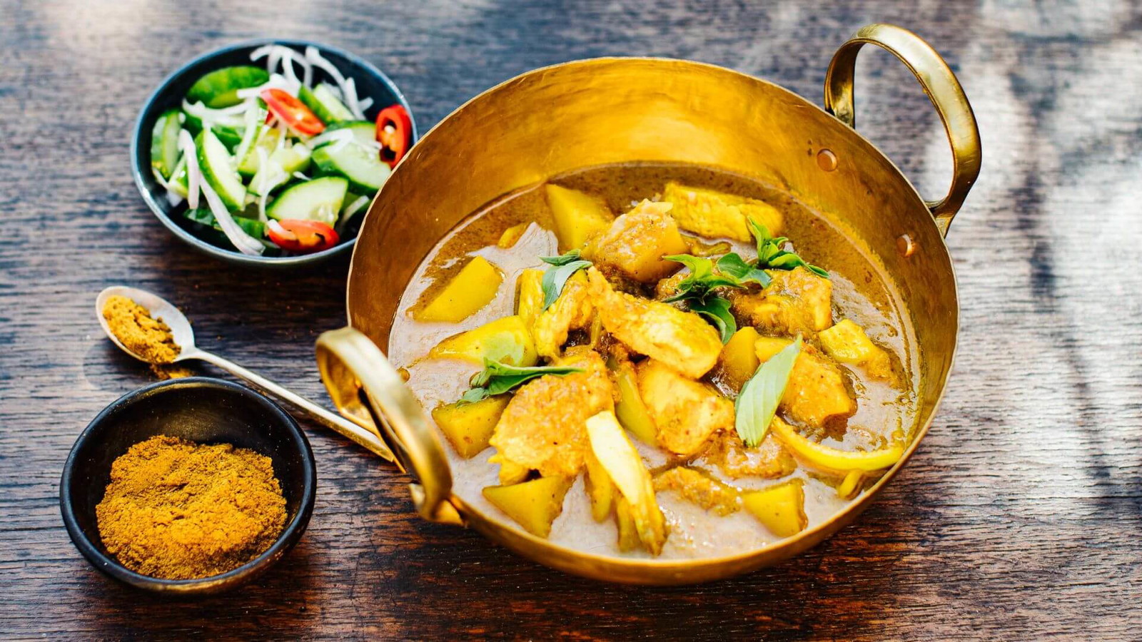 Heutiger Gewinner: Gelbes Thai-Curry mit Hähnchen und Gurkensalat