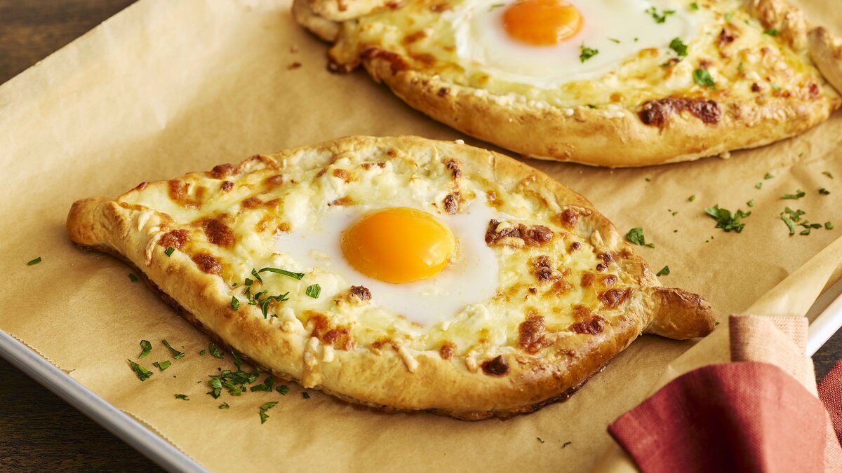 Heutiger Gewinner: Khachapuri Adjara – georgisches Käsebrot aus dem Ofen
