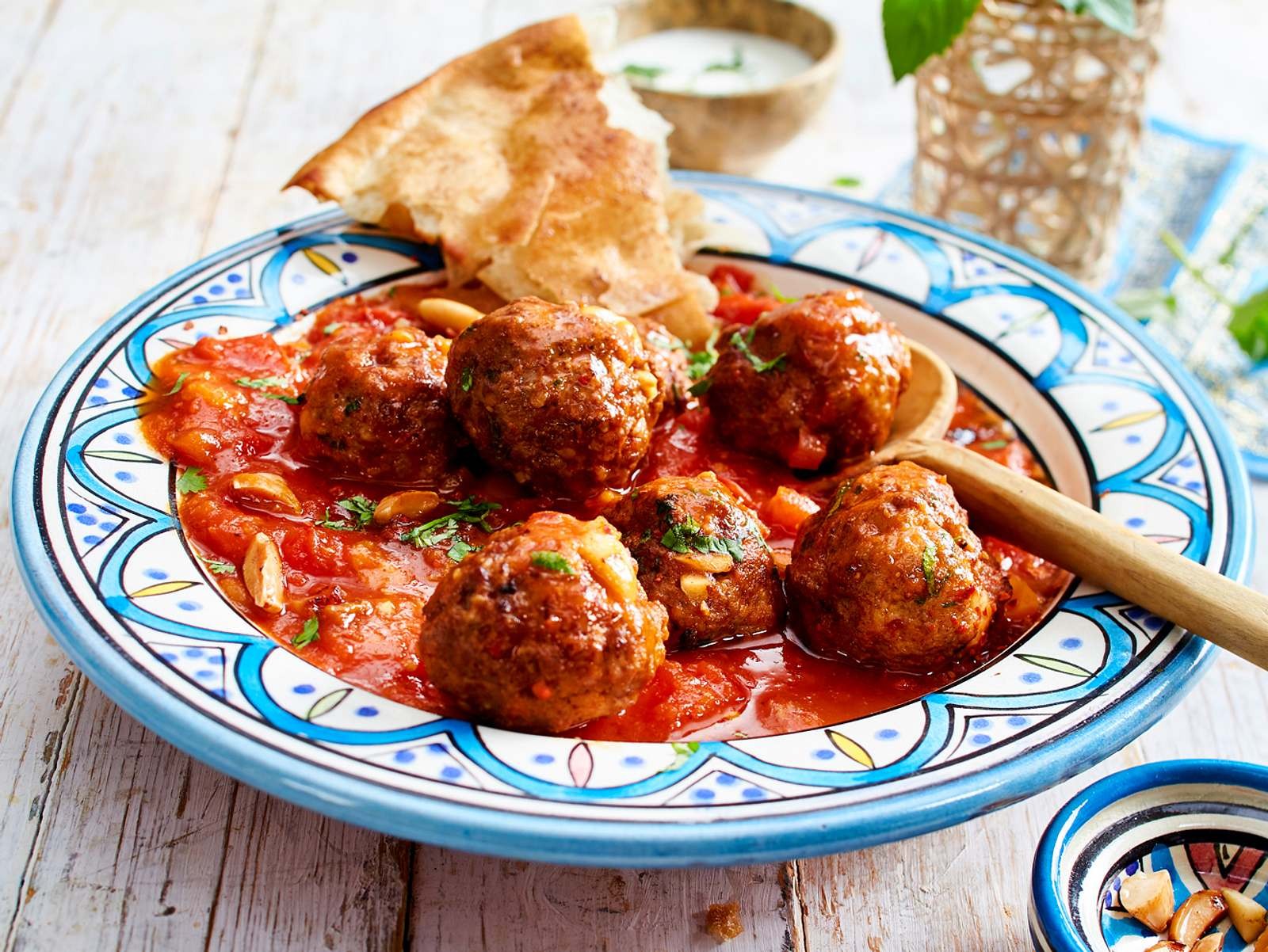 Kefta-Tajine mit Aprikosen & Mandeln