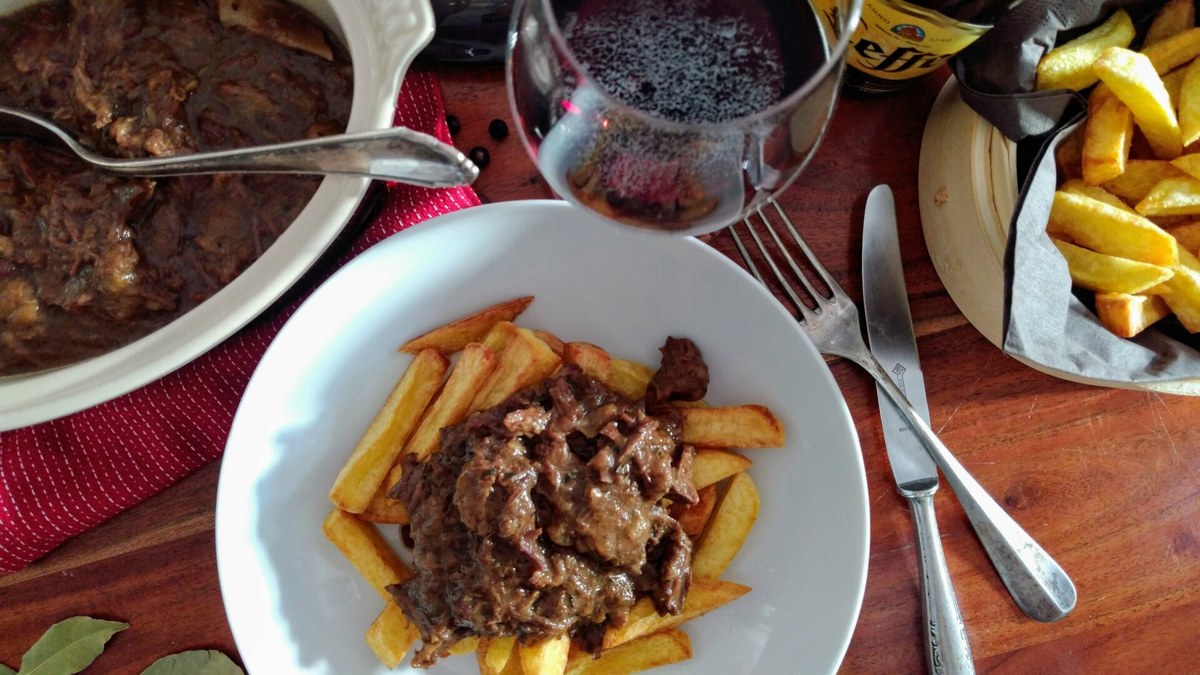 Belgisches Stoofvlees (Bier-Gulasch mit Pommes)