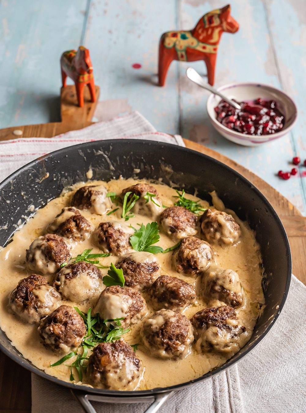 Köttbullar – Schwedische Fleischbällchen mit Rahmsauce